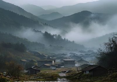 华语独立电影场景，中国西南山地村落清晨薄雾，导演用长镜头呈现宁静诗意的乡土影像