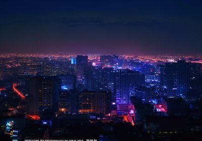 韩国犯罪悬疑剧集精彩场景，都市夜景霓虹灯光下紧张对峙，高饱和画面张力十足